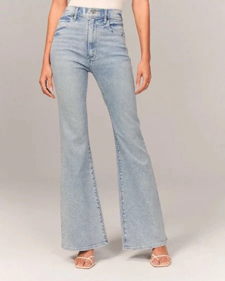 Jeans de mezclilla de mujer a la moda con bolsillos y tiro alto acampanados