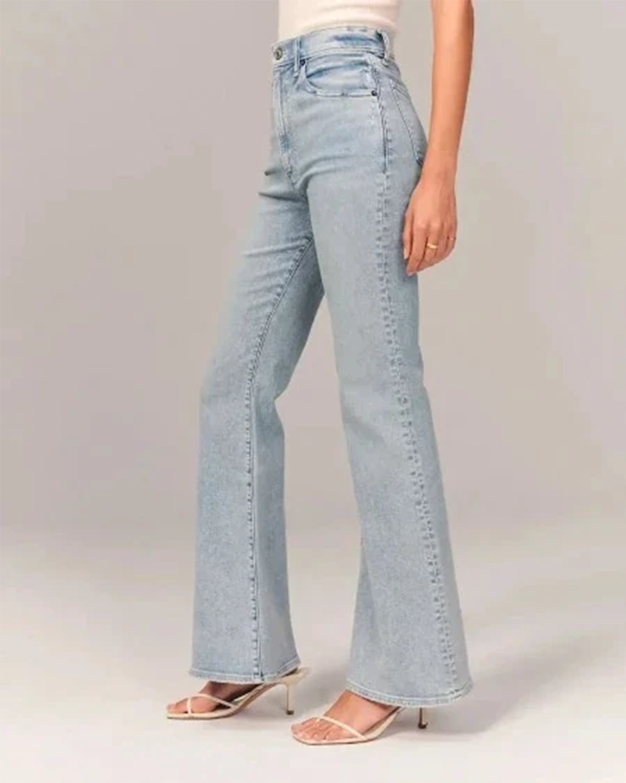 Jeans de mezclilla de mujer a la moda con bolsillos y tiro alto acampanados