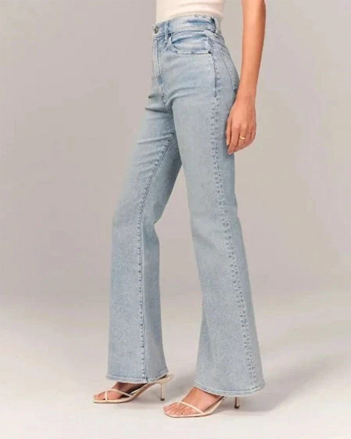 Jeans de mezclilla de mujer a la moda con bolsillos y tiro alto acampanados