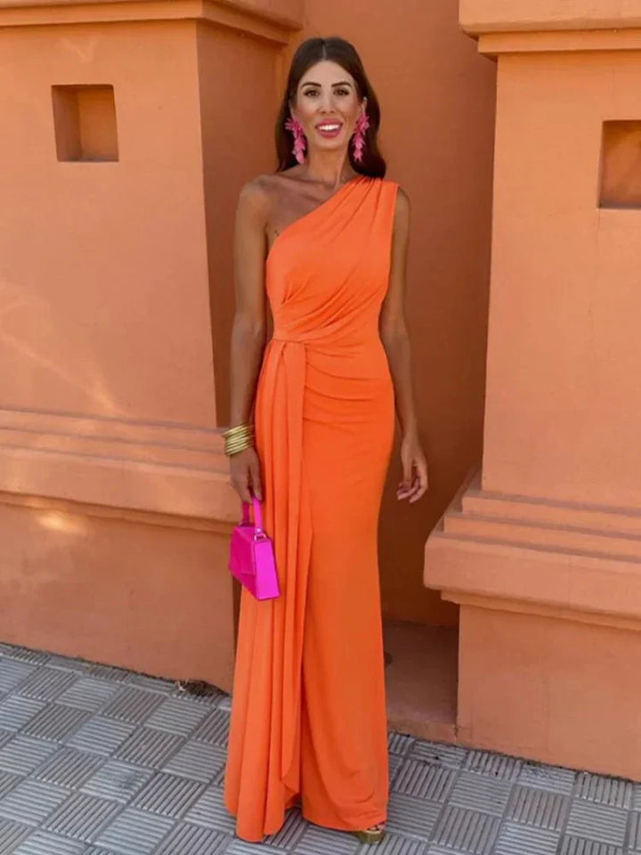 Vestido largo atemporal para invitada de boda con forma elegante