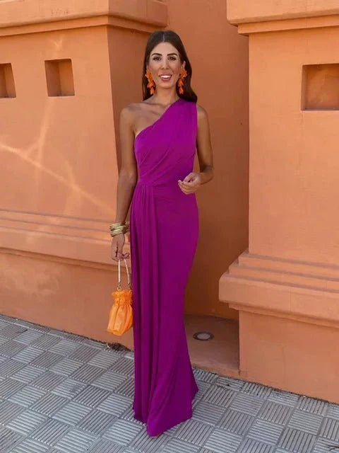 Vestido largo atemporal para invitada de boda con forma elegante