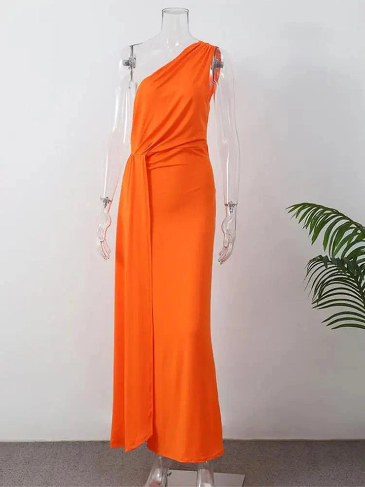 Vestido largo atemporal para invitada de boda con forma elegante
