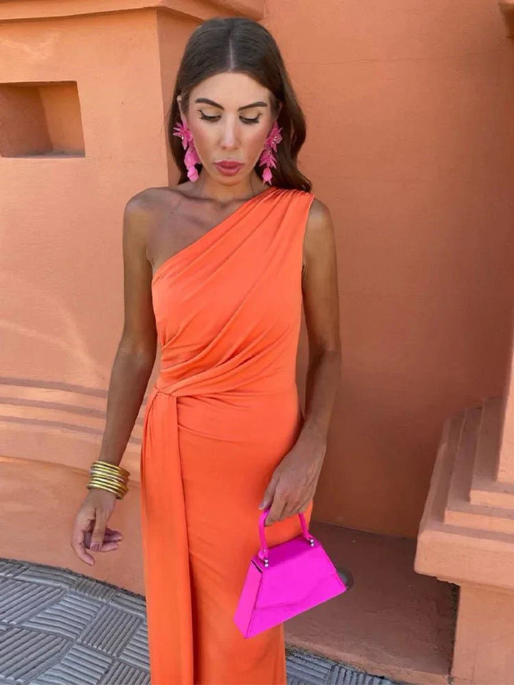 Vestido largo atemporal para invitada de boda con forma elegante
