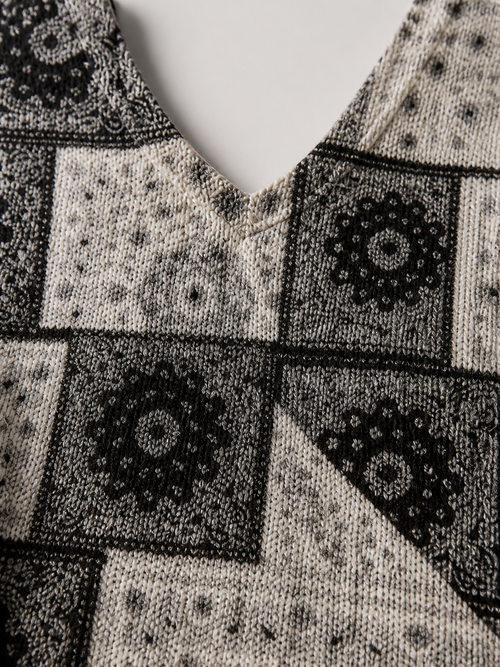Suéter bohemio con cuello en V y estampado de mezclilla